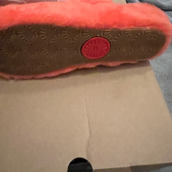 Ugg slippers - Picture 3 of 5